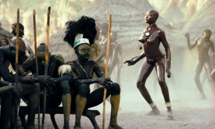 Fotografía de una ceremonia de un pueblo africano por Leni Riefenstahl.