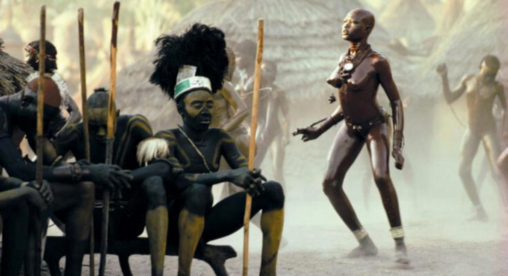 Fotografía de una ceremonia de un pueblo africano por Leni Riefenstahl.